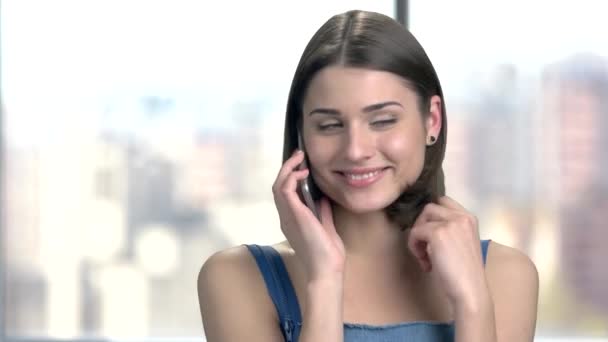 Mujer hablando por teléfono y coqueteando . — Vídeos de Stock