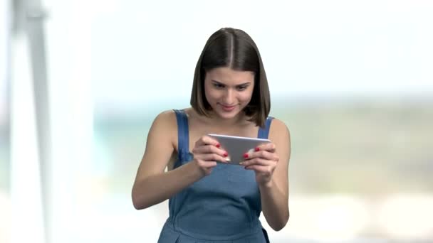 Grappige jonge vrouw spelen op smartphone. — Stockvideo