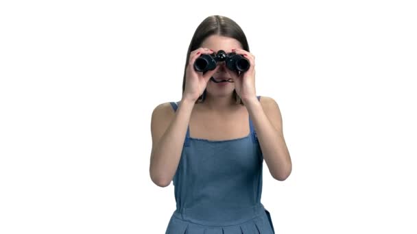 Mujer joven mirando a través de prismáticos . — Vídeos de Stock