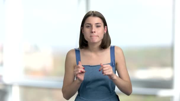 Mujer joven ajustando su lápiz labial . — Vídeos de Stock