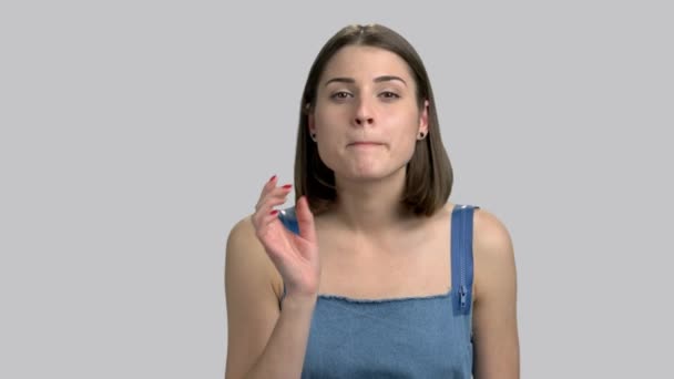 Mujer feliz ajustando su cabello . — Vídeos de Stock