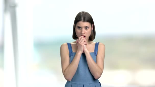 Fiatal gondolkodó nő elmosódott háttér. — Stock videók