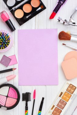 Dekoratif kozmetik ayarlama, üst görüntüleme.