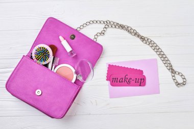 Kadın moda çanta makyaj essentials ile.