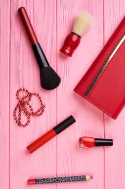 Kadın kırmızı cüzdan ve makyaj kozmetik.