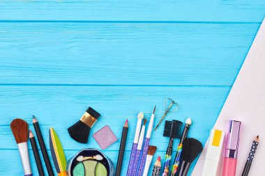 Kozmetik ve makyaj malzemeleri, üstten görünüm.