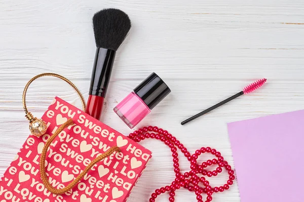 Gift bag and beauty accessories. — Stock Photo, Image