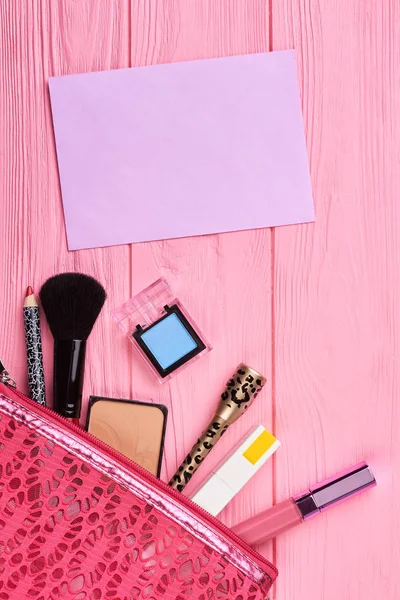 Cosmetici posare piatto su sfondo di legno rosa . — Foto Stock