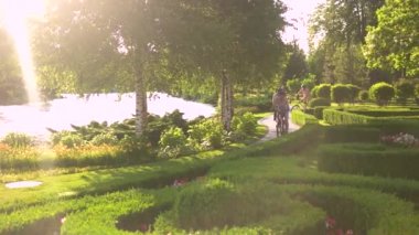 Dört neşeli genç insanların bisiklet sürme.