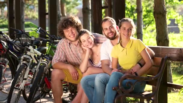 Jóvenes hermosos amigos posando en el parque . — Vídeos de Stock