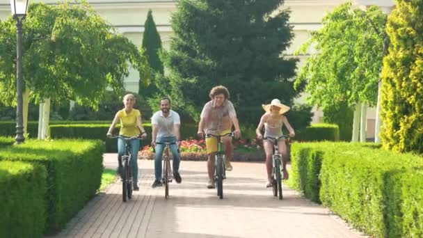 Jovens andando de bicicleta, câmera lenta . — Vídeo de Stock