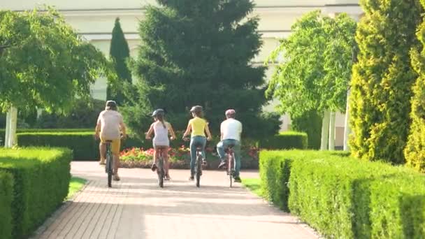 Vrienden doen fiets rijden buiten. — Stockvideo
