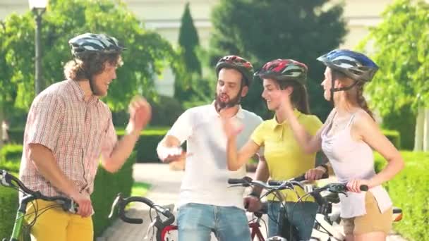 Група щасливих велосипедистів розважаються в парку . — стокове відео