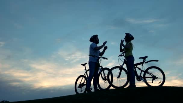 Pár cyklistů, tleská rukama dohromady. — Stock video