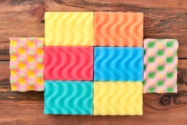 Bulaşıkları yıkama için renkli nesneleri.