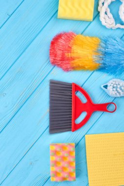 Ev temizliği için düz yatıyordu öğeleri.