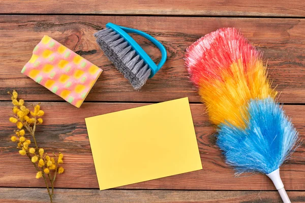 Conjunto de ferramentas para limpeza de casas de primavera . — Fotografia de Stock