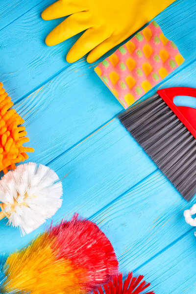 Комплект предметов для уборки дома, вид сверху
.