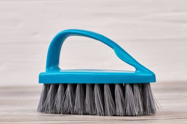 Mavi elbise fırça bir saplı.