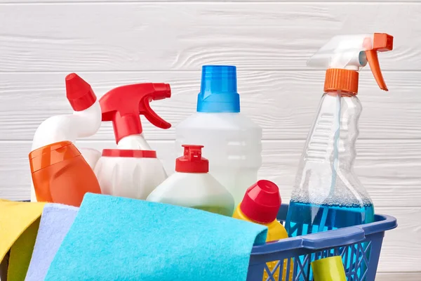 Asortyment detergentów w kosz na bieliznę. — Zdjęcie stockowe