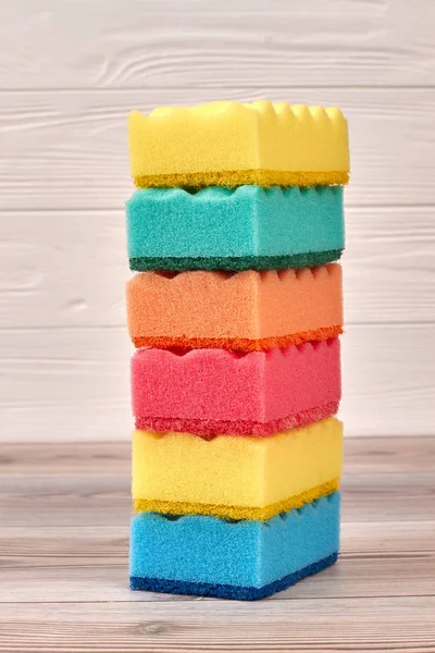 Pilha de esponjas de cozinha multicoloridas . — Fotografia de Stock