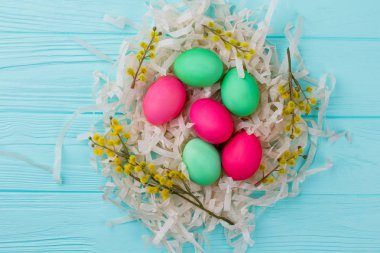 Yuvada boyanmış Paskalya yumurtaları.