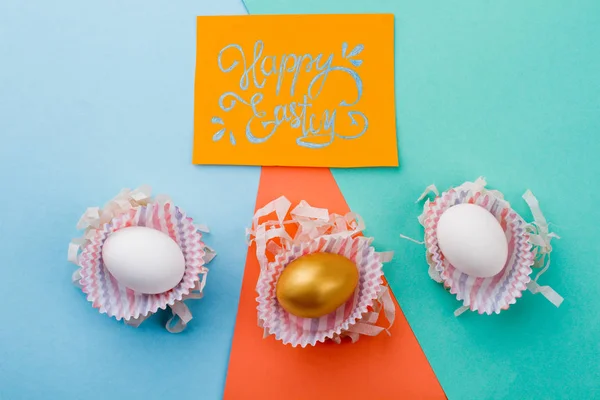Λευκά και χρυσά αυγά σε πολύχρωμο φόντο. — Φωτογραφία Αρχείου