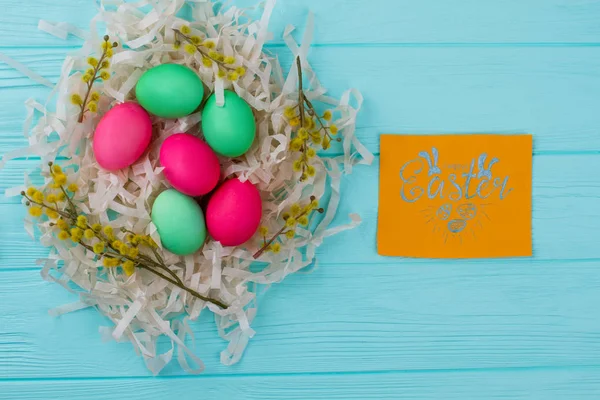 Joyeux décoration de Pâques avec des œufs colorés . — Photo