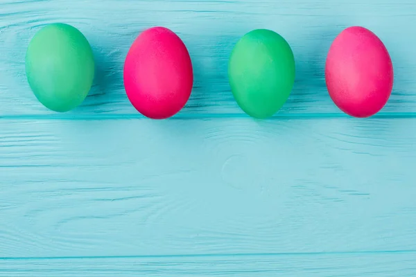 Fila de ovos de Páscoa coloridos . — Fotografia de Stock
