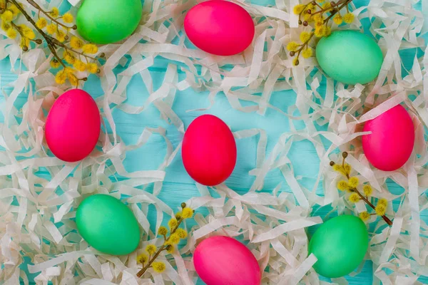 Fond de vacances de Pâques avec oeufs peints . — Photo