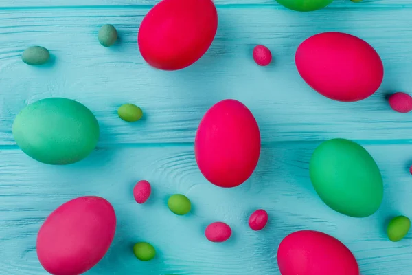 Ovos de Páscoa coloridos e doces . — Fotografia de Stock