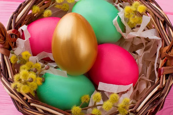 Fermer oeufs de Pâques colorés dans le panier . — Photo