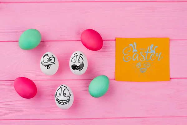 Ευτυχισμένο Πάσχα κάρτα και πολύχρωμα αυγά. — Φωτογραφία Αρχείου