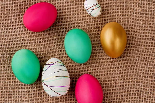 Chiuda uova festive di Easter su iuta . — Foto Stock
