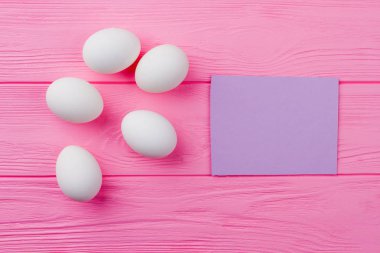 Beş pişmemiş tavuk yumurta.