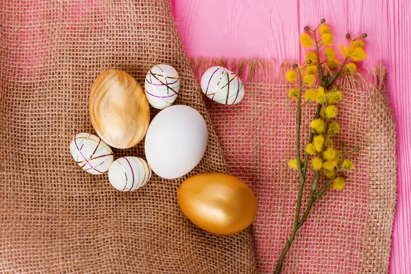 Oeufs de Pâques décoratifs sur toile de jute . — Photo