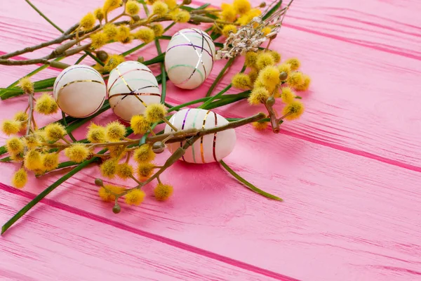 Composition de Pâques de printemps avec œufs décoratifs . — Photo