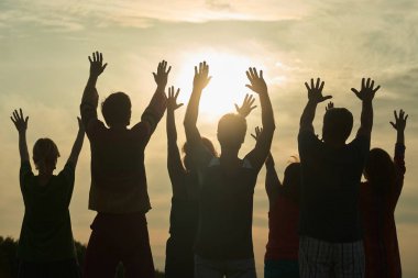 İnsanlar açık hava övgü dolu canlı konser dans.