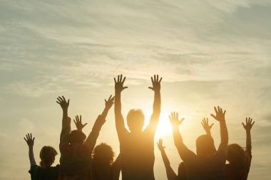 Gün batımında insanlar siluet.