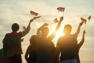 Deutsch bayrak, arkadan görünüm tutan insan kalabalığı.
