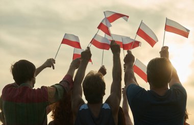 Polonya bayrakları sallayarak.