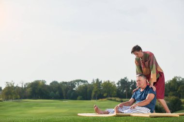 Park'ın bahçesinde Tay masajı rahatlatıcı.
