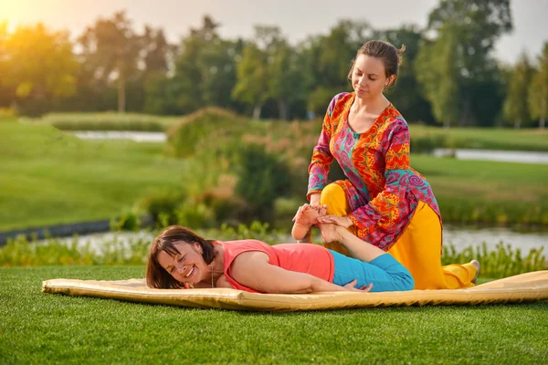 Thai masaj terapisi. — Stok fotoğraf