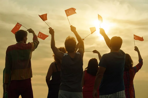 Happy turkish family with flags. — Stock Photo, Image