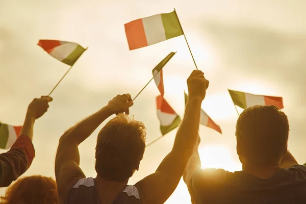 Jóvenes ondeando banderas italianas, vista trasera . — Foto de Stock