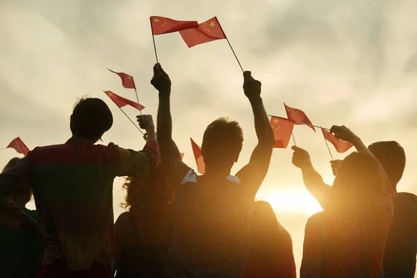 Groep mensen zwaaien Chinees vlaggen. — Stockfoto