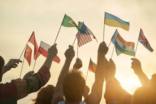 Grupp människor med olika flaggor. — Stockfoto