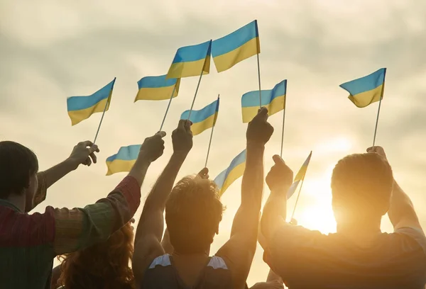 https://st3.depositphotos.com/3994509/18935/i/600/depositphotos_189355504-stock-photo-crowd-with-ukrainian-flags-in.jpg