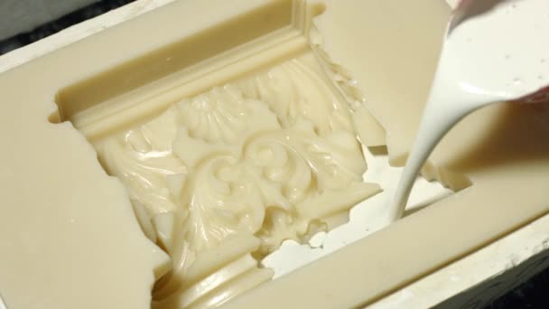 Filling silicone mold with liquid gypsum. — Stock Video