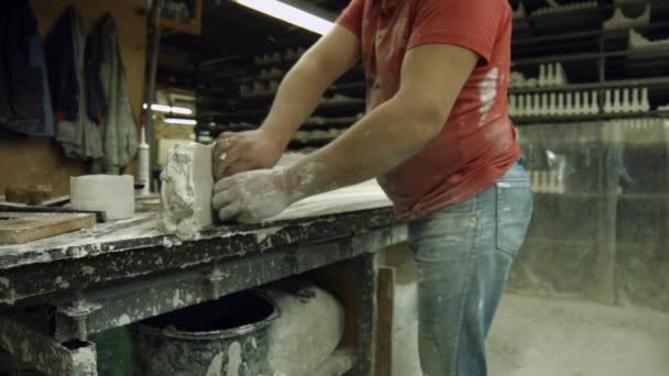 Worker made a part of gypsum cornice. — Stock Video